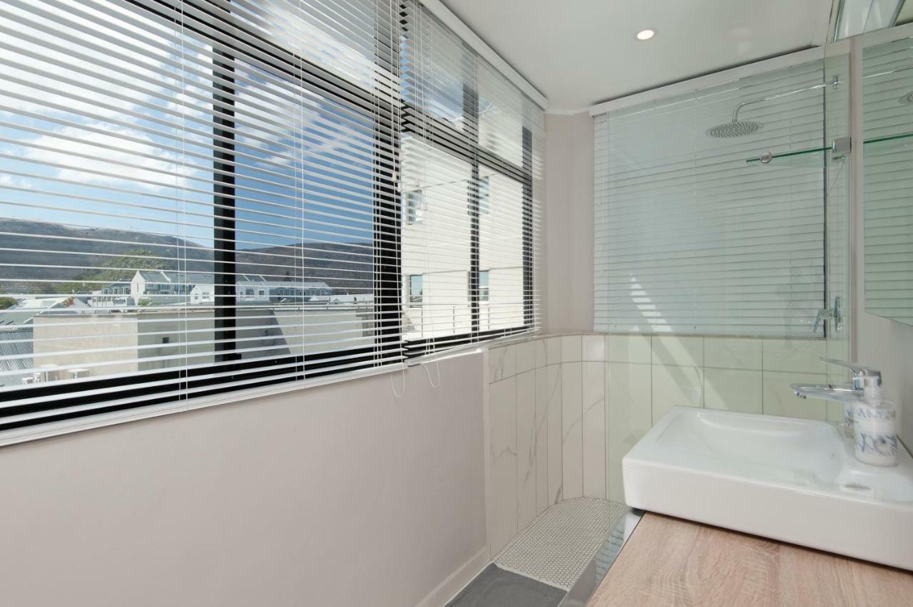 The Sun, Whales & Waves - Seafront Apartment Херманус Экстерьер фото